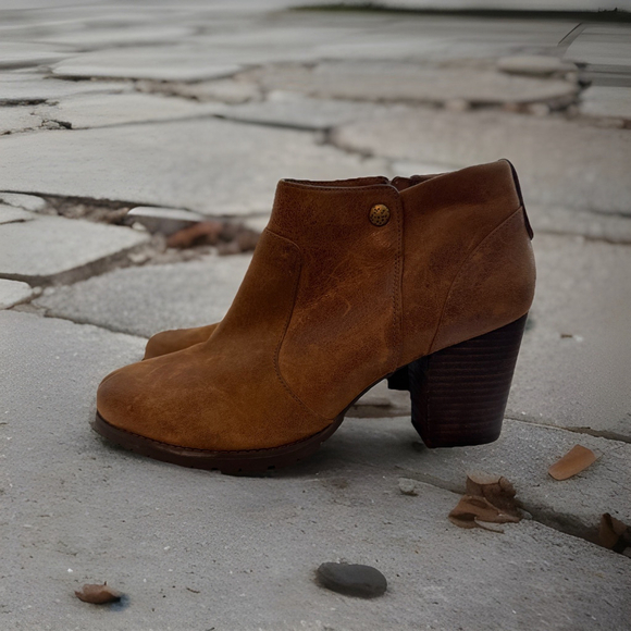 Clarks Shoes - Clarks Women's Brown Leather Upper Boot Size 10, Rubber Sole, 3in Heel, Comfort